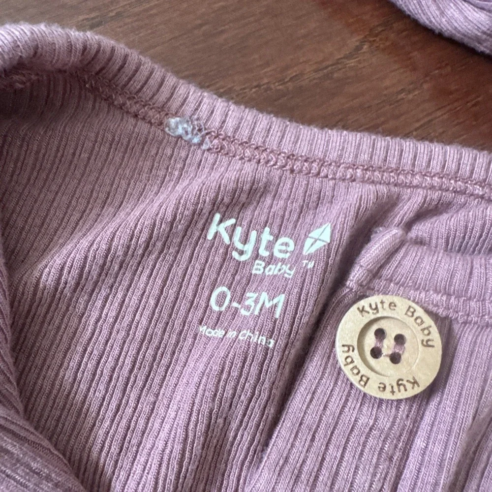 Kyte Baby Bamboo Baby Knotted Gown Nightgown 0-3m Pink With Hat Buttons Stain